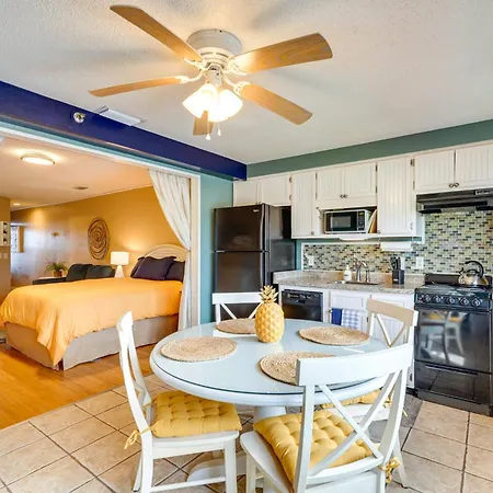Charming Panama City Studio With Community Pool!